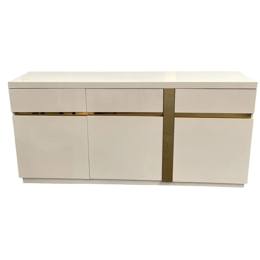 Aparador com acabamento lacado de alto brilho e detalhes dourados