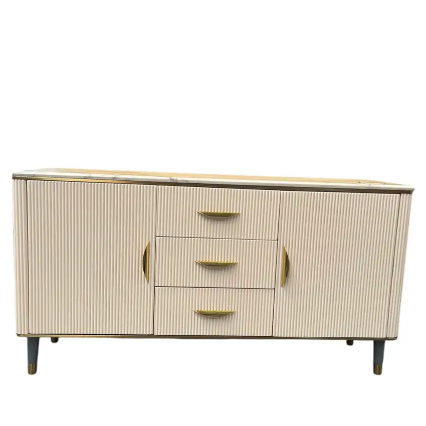 Aparador elegante de madeira clara com detalhes dourados 