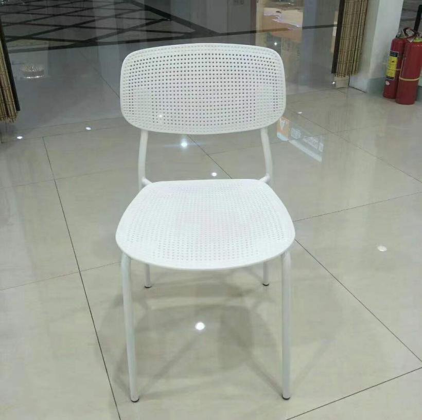 Cadeira branca de polipropileno